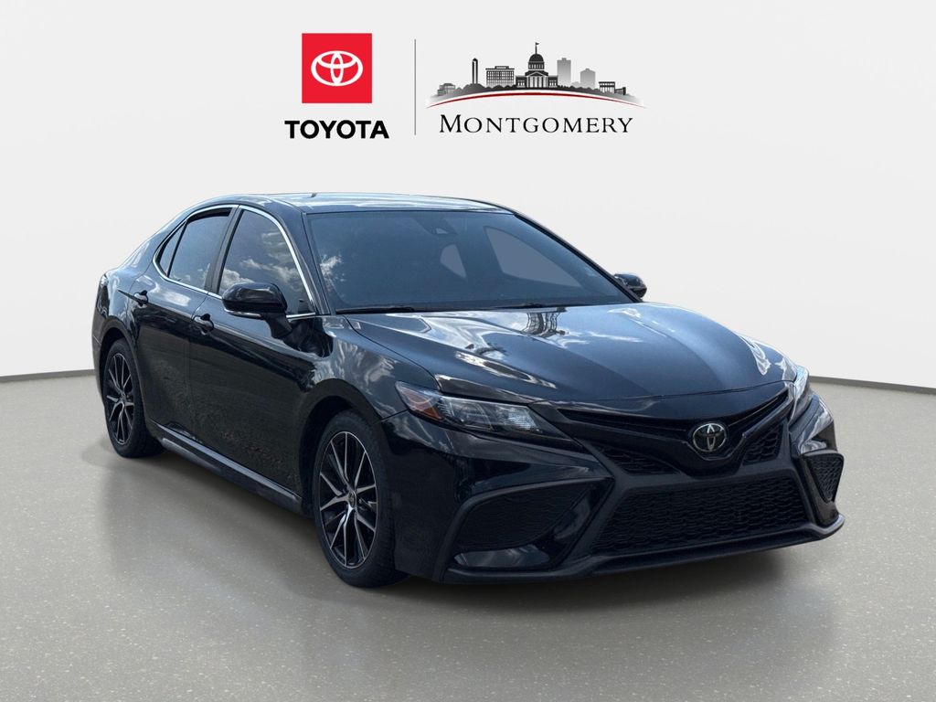 2022 Toyota Camry SE's photo