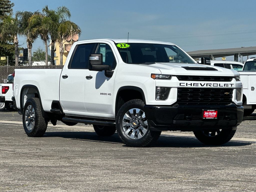 Summit White 2022 Chevrolet Silverado 2500HD Custom Crew Cab RWD Pickup Truck 4X2 6-Speed Automatic