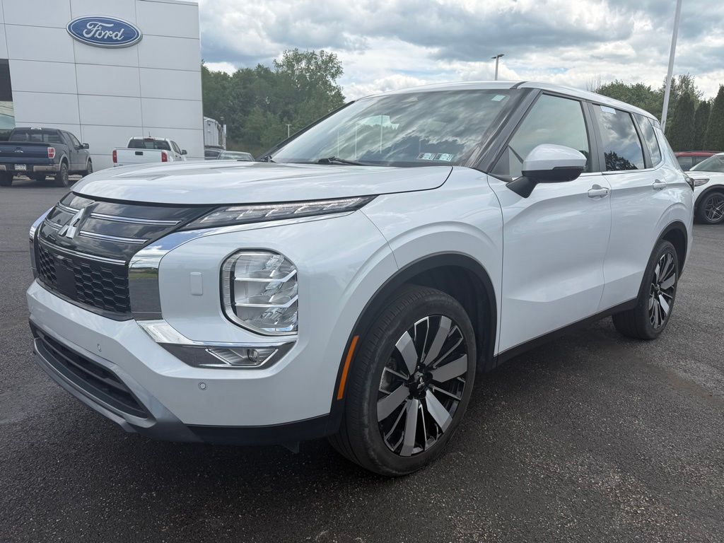 2025 Mitsubishi Outlander SE Silver at South Hills Kia