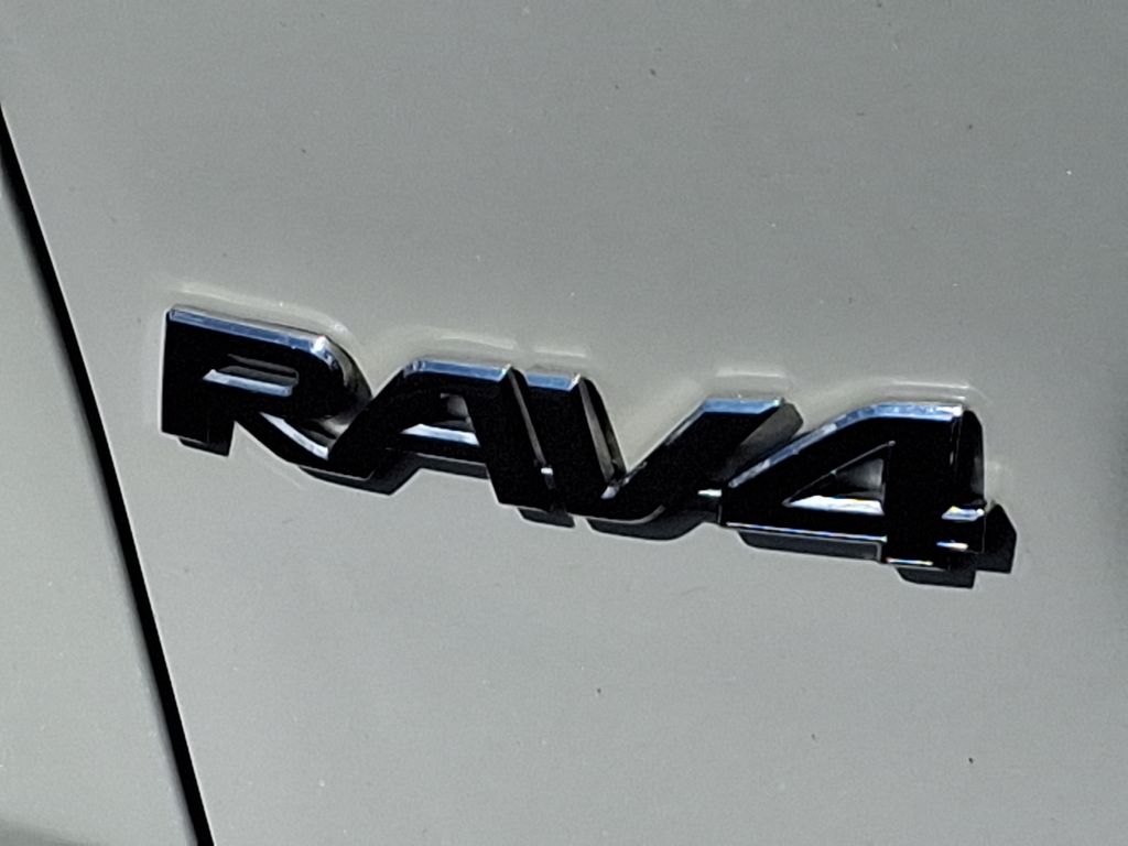 2022 Toyota RAV4 XLE Premium 32