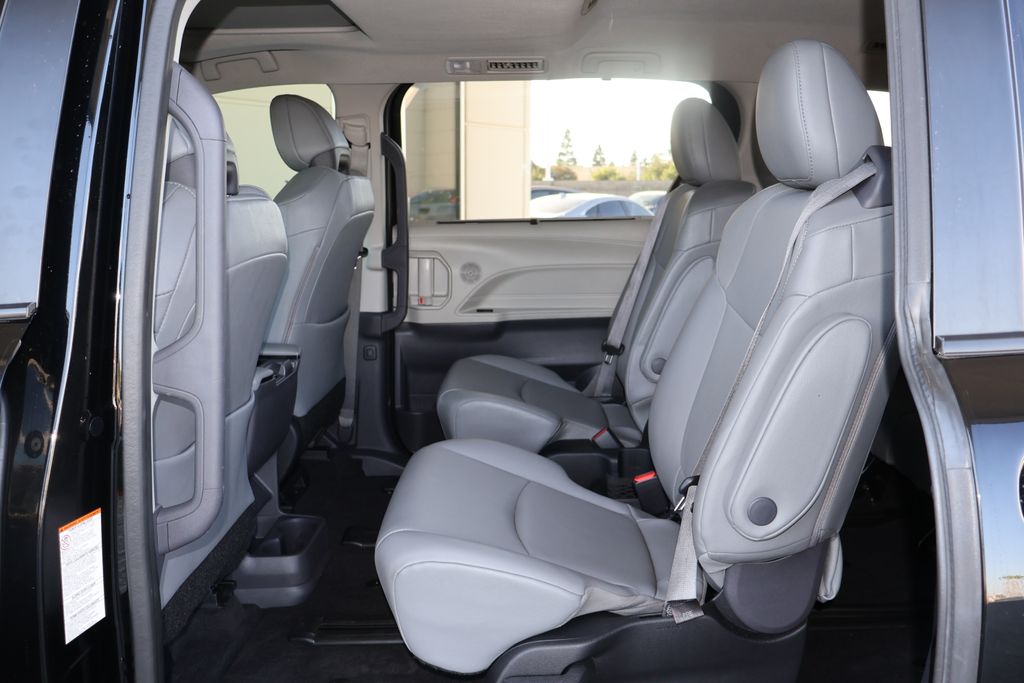 2022 Toyota Sienna XLE 28