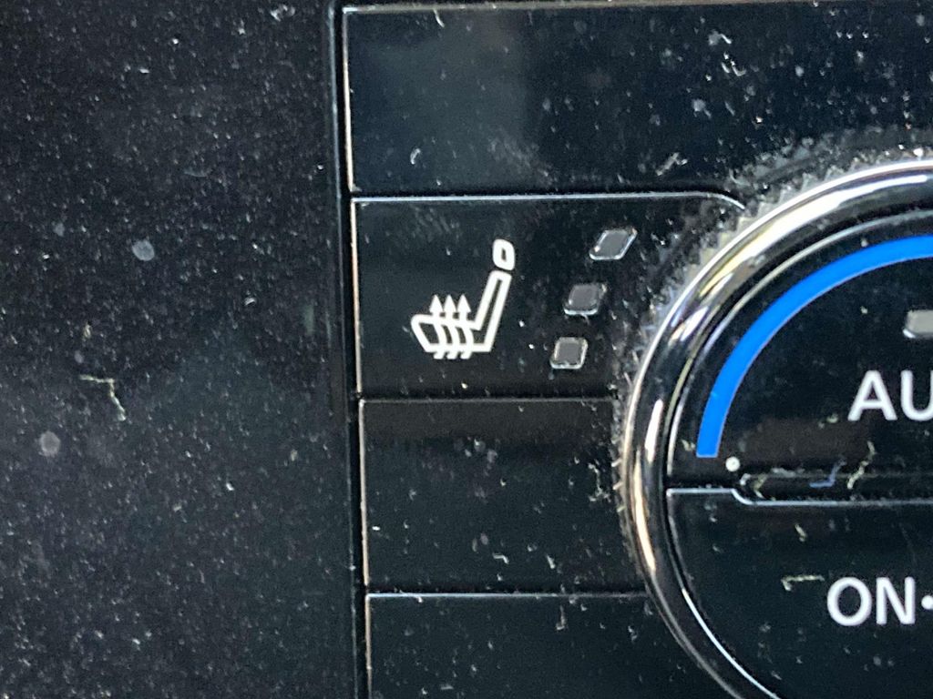 Used 2023 White Nissan SL image 17