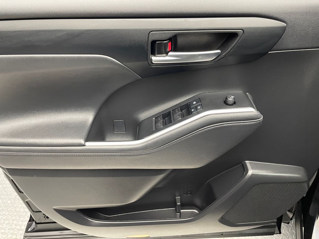 Thumbnail: 2022 Toyota Highlander - 9