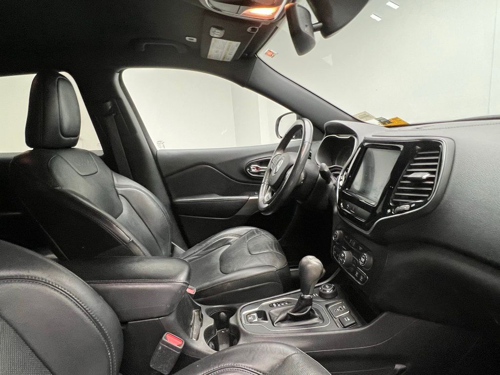 Thumbnail: 2019 Jeep Cherokee - 6