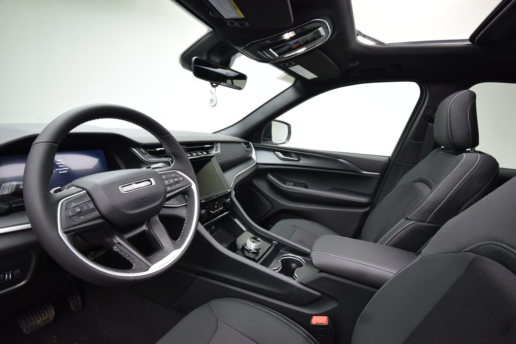 new 2026 Jeep Grand Cherokee car, priced at $43,595