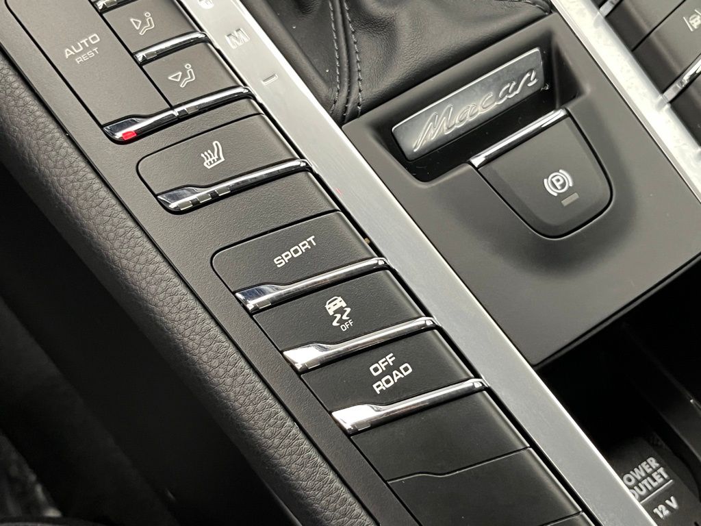 Thumbnail: 2021 Porsche Macan - 17