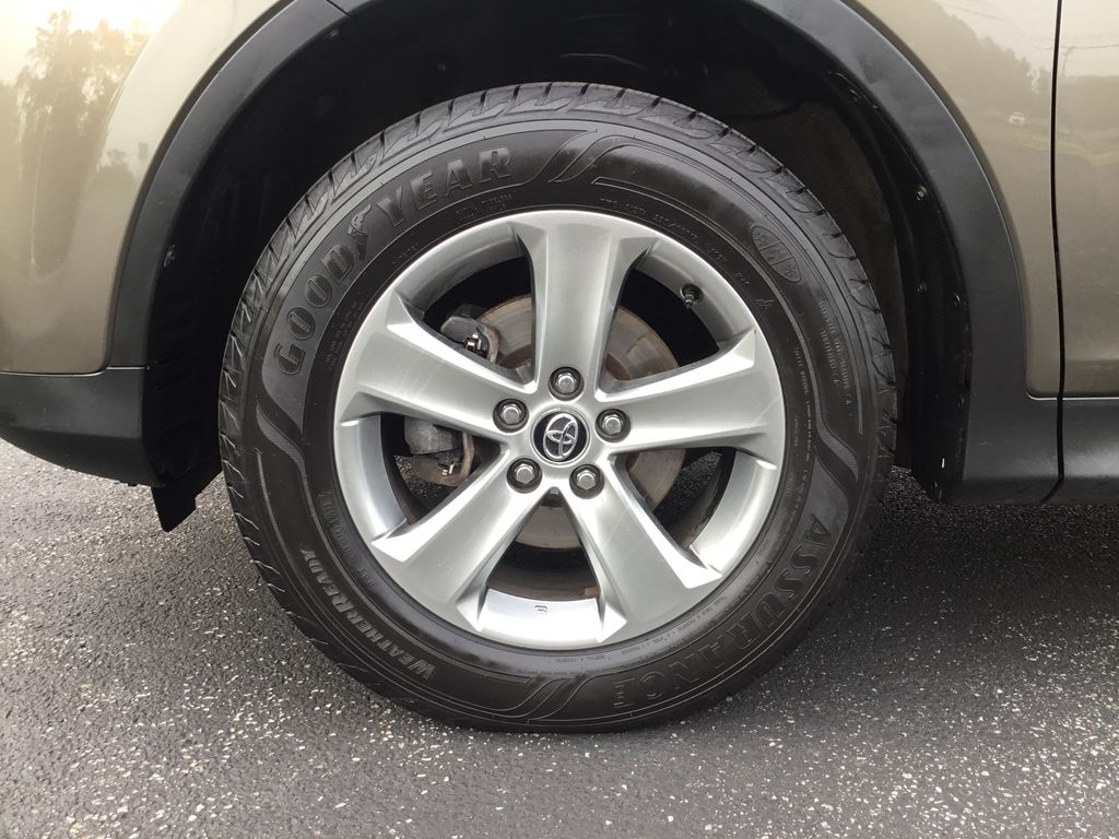 2015 Toyota RAV4 XLE 9