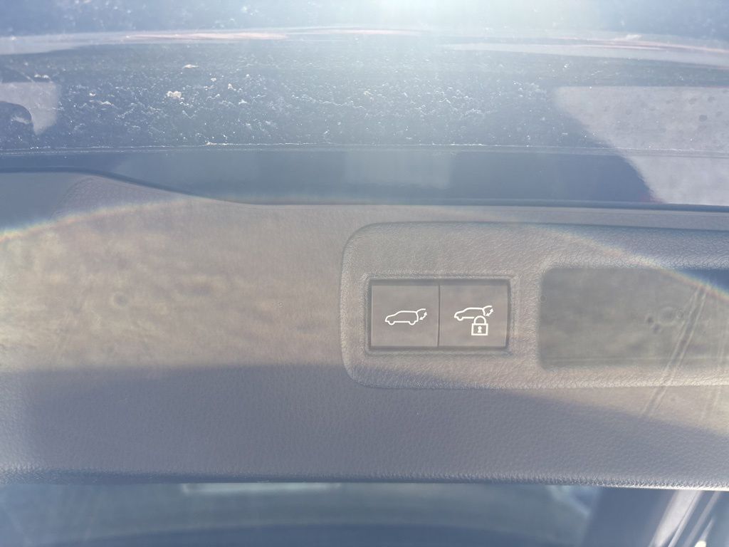 Used 2021  Toyota LE image 19