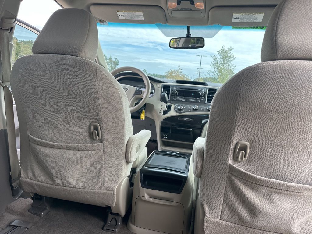 2012 Toyota Sienna LE 33