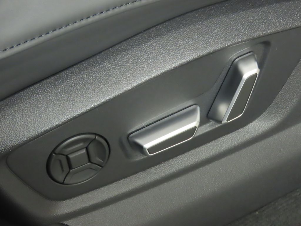 Thumbnail: 2025 Audi RS Q8 - 32