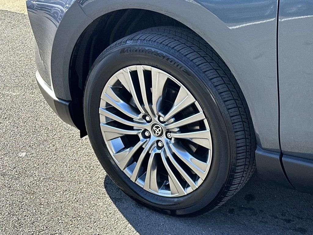 Thumbnail: 2023 Toyota Venza - 15