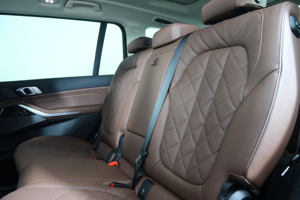 Thumbnail: 2026 BMW X7 - 16