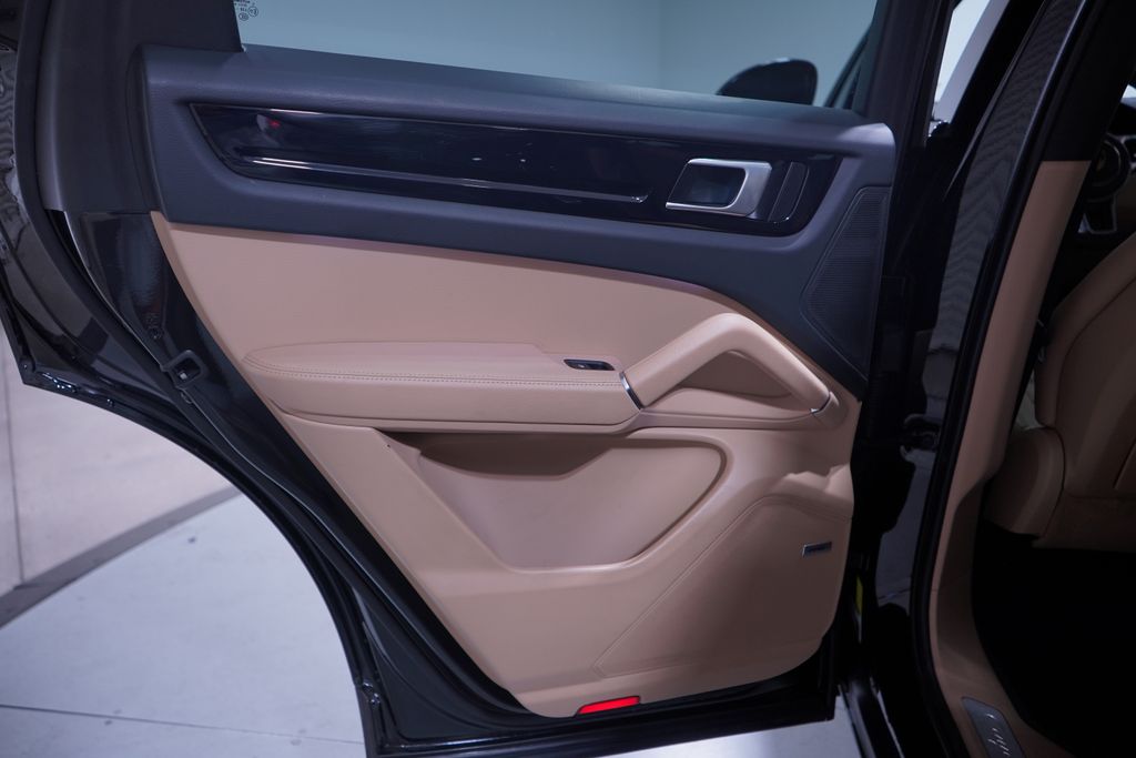 Thumbnail: 2022 Porsche Cayenne - 16