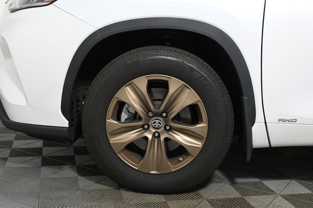 Thumbnail: 2023 Toyota Highlander - 11