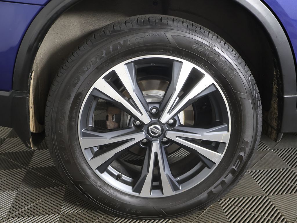 Used 2018 Blue Nissan SL image 19