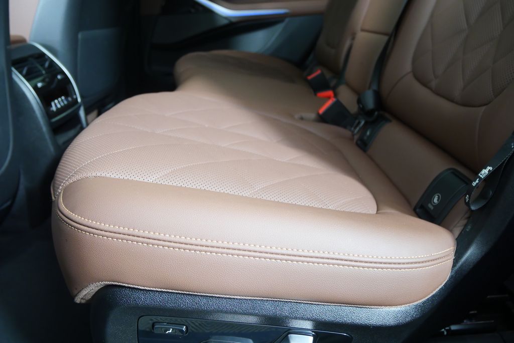 Thumbnail: 2026 BMW X7 - 15