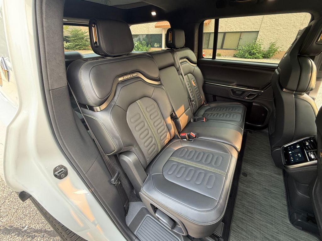 Rivian R1S
