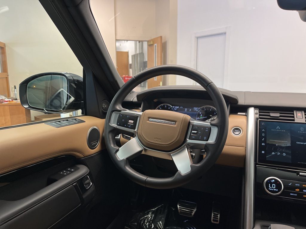 Thumbnail: 2023 Land Rover Discovery - 25