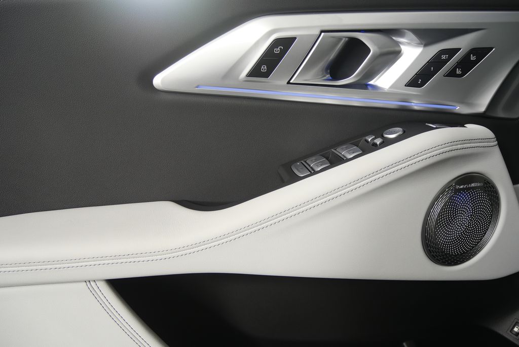 Thumbnail: 2026 BMW XM - 9