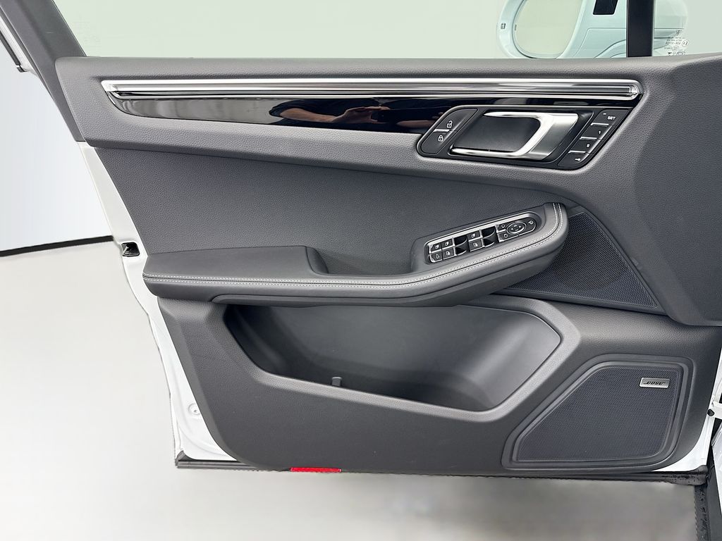 Thumbnail: 2026 Porsche Macan - 25