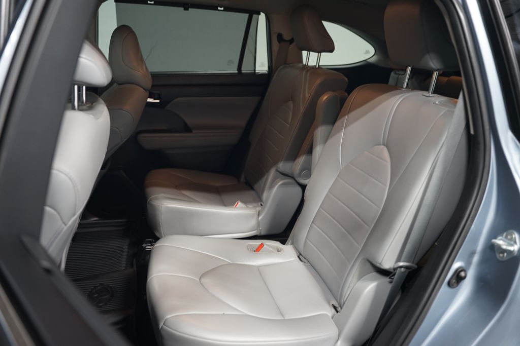 2021 Toyota Highlander XLE 28