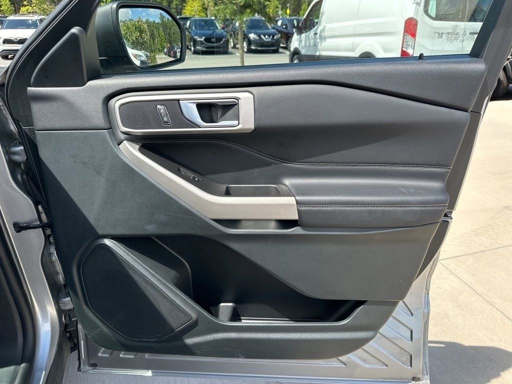 2024 Silver Metallic Ford Explorer XLT RWD SUV