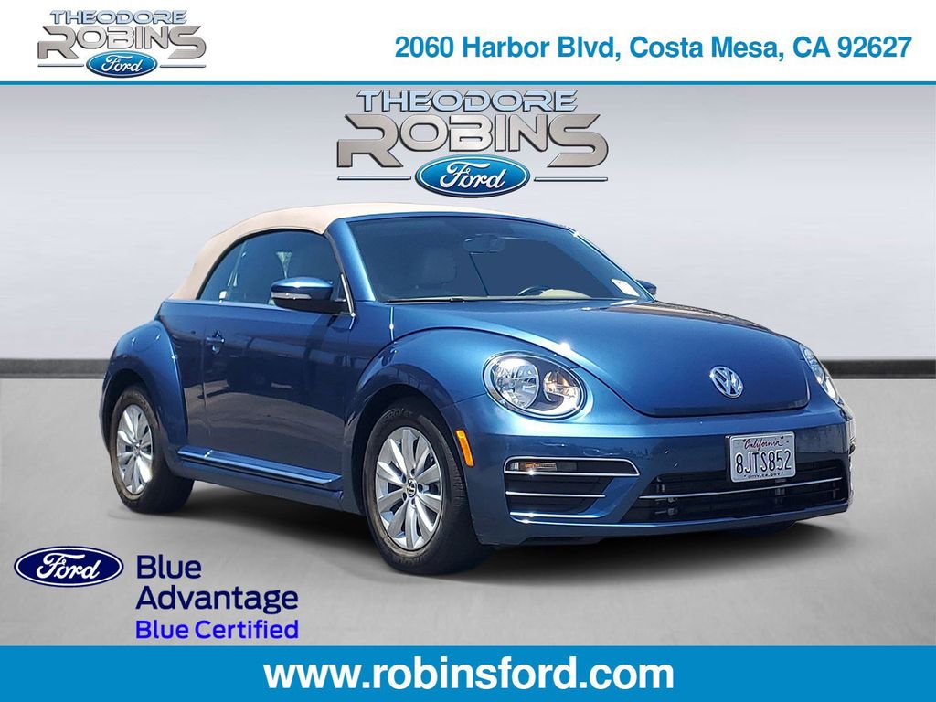 2019 Volkswagen Beetle Azul (Silk Blue Metallic/Beige Roof) Descapotable Tracción delantera 6 velocidades Automática