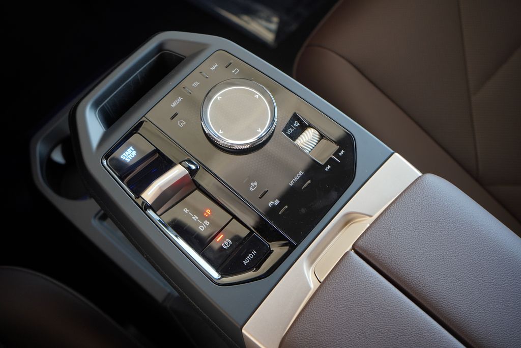 2025 BMW iX xDrive50 19