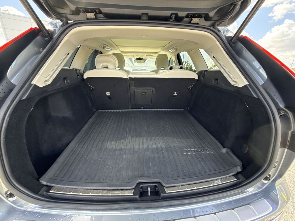 Thumbnail: 2021 Volvo XC60 - 21