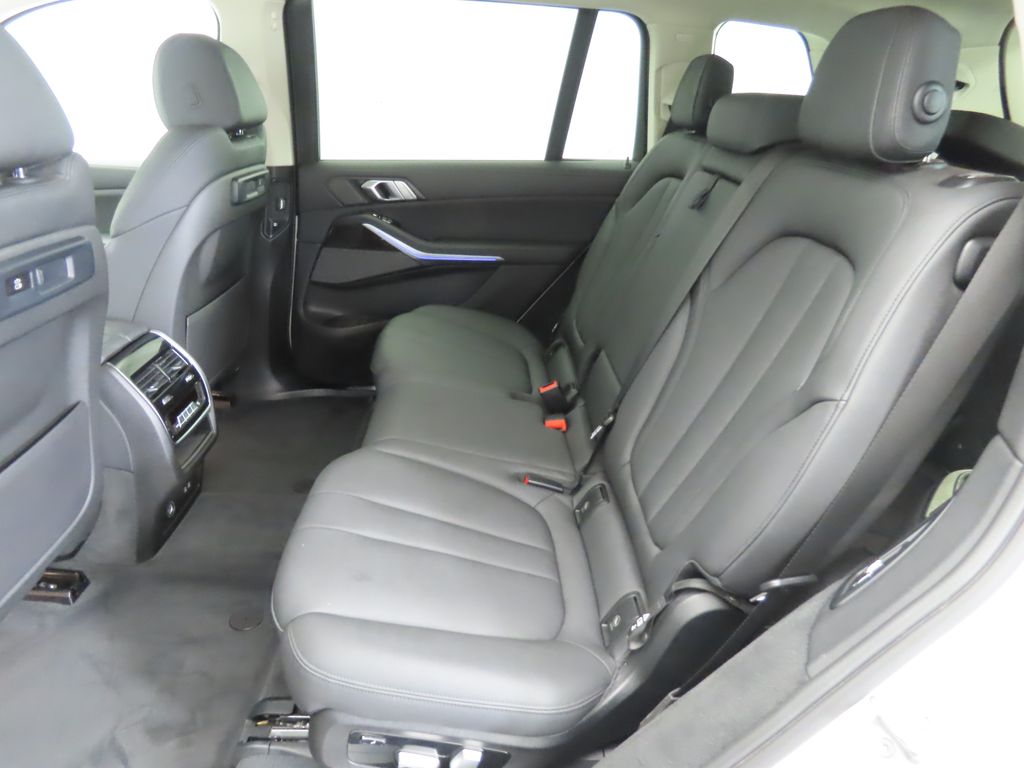 2021 BMW X7 xDrive40i 21