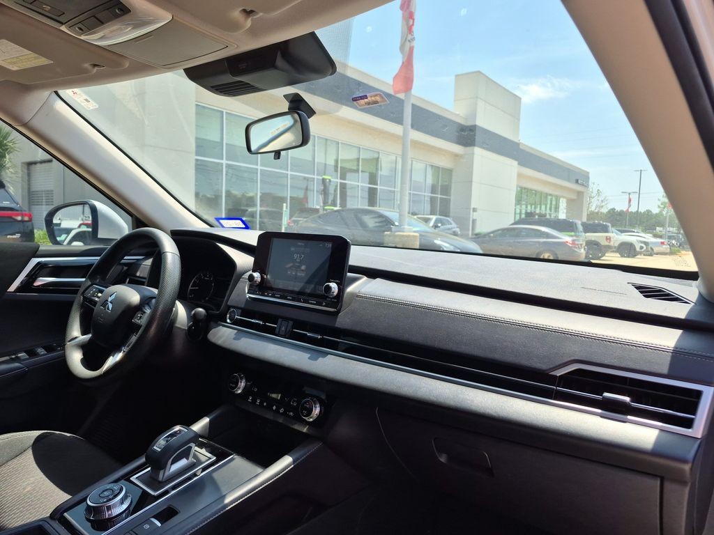 2023 Mitsubishi Outlander ES White at North Houston Mitsubishi