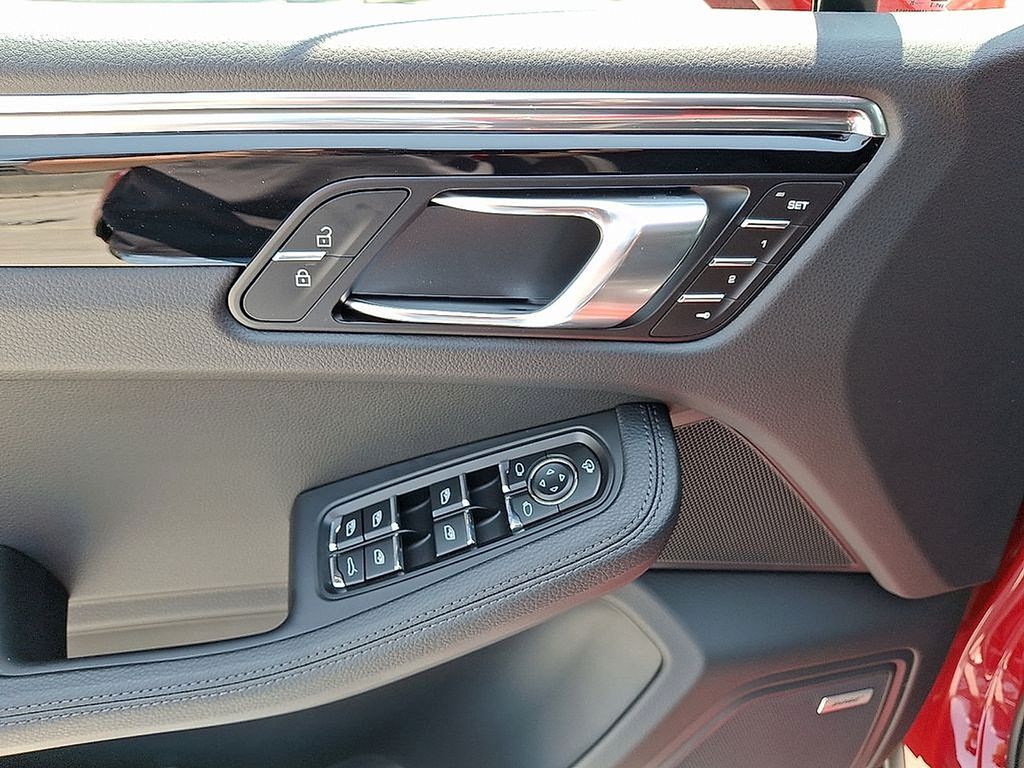 Thumbnail: 2025 Porsche Macan - 14