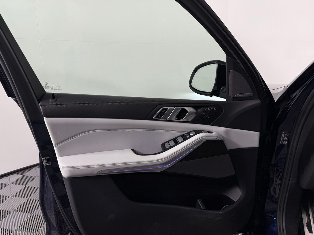 Thumbnail: 2023 BMW X7 - 10