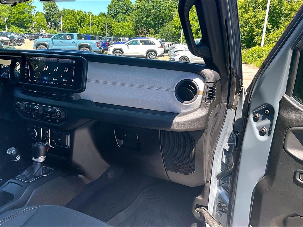 2024 Jeep Wrangler — photo 13