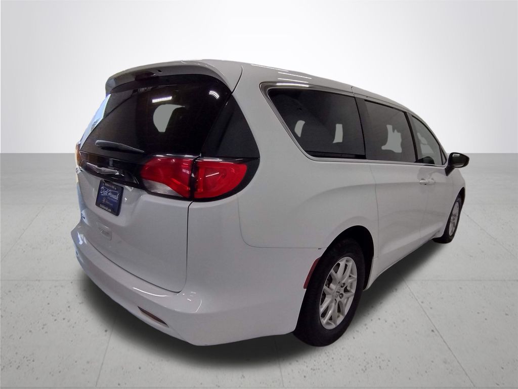 2023 Chrysler Voyager LX