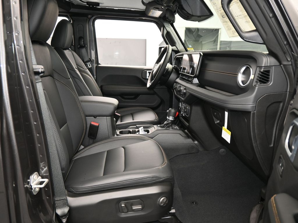 New 2026 Granite Crystal Metallic Clearcoat Jeep Sahara image 39