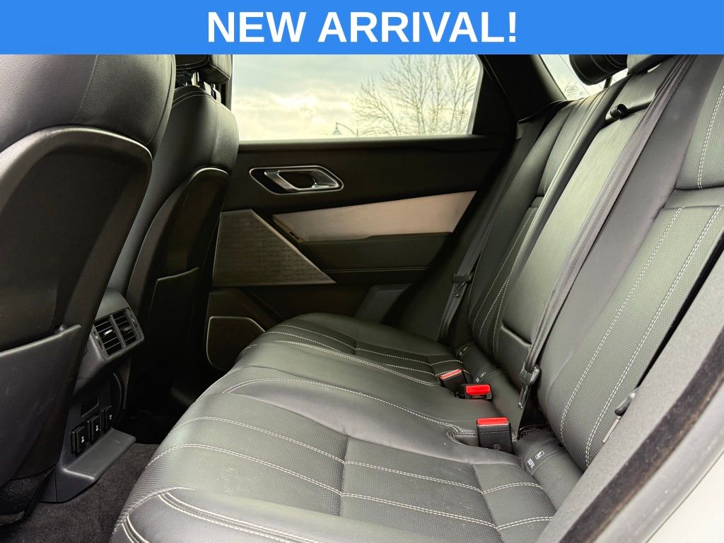 Used 2019 White Land Rover SE R-Dynamic image 22