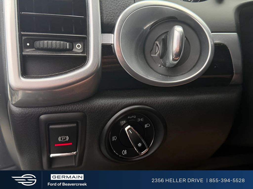 Used 2017 White Porsche Base image 10