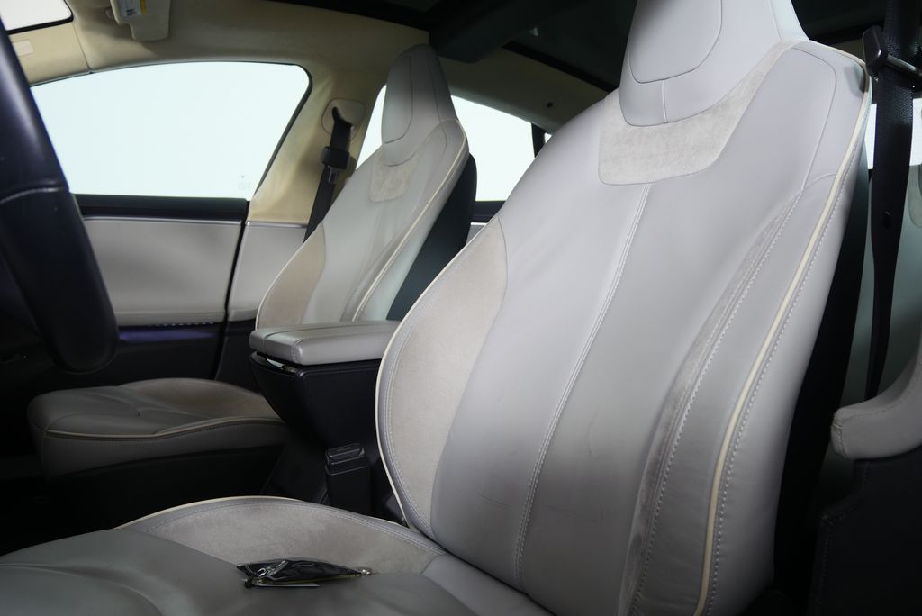 Thumbnail: 2013 Tesla Model S - 10