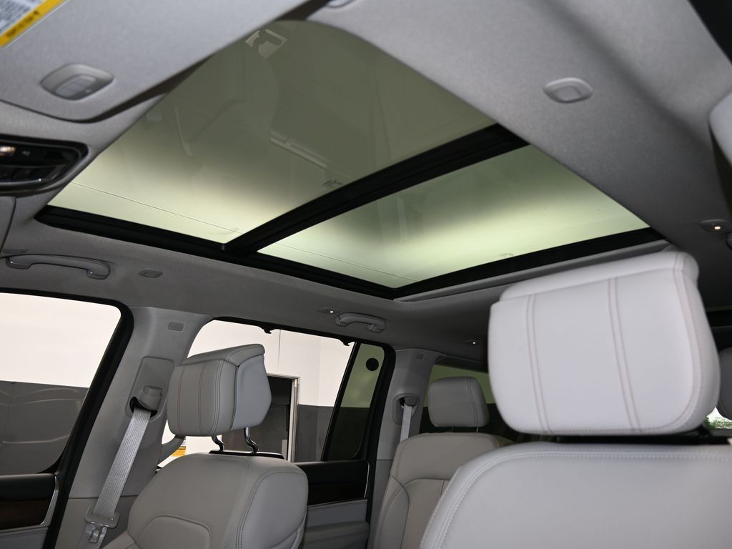 Used 2024 Diamond Black Crystal Pearlcoat Jeep Base image 11