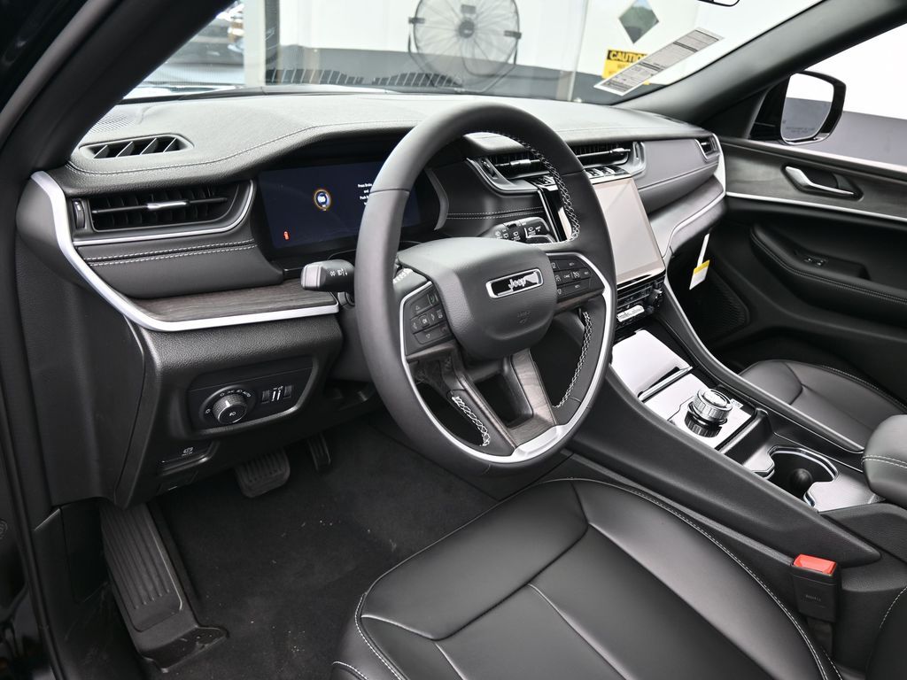 Used 2025 Diamond Black Crystal Pearlcoat Jeep Limited image 10