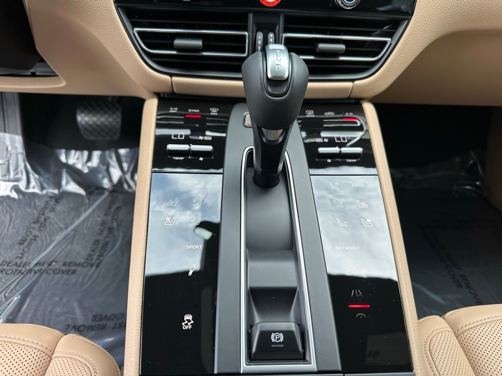 Thumbnail: 2025 Porsche Macan - 23