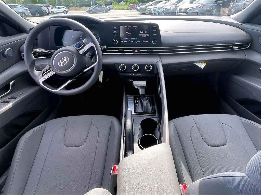 2025 Hyundai Elantra — photo 21