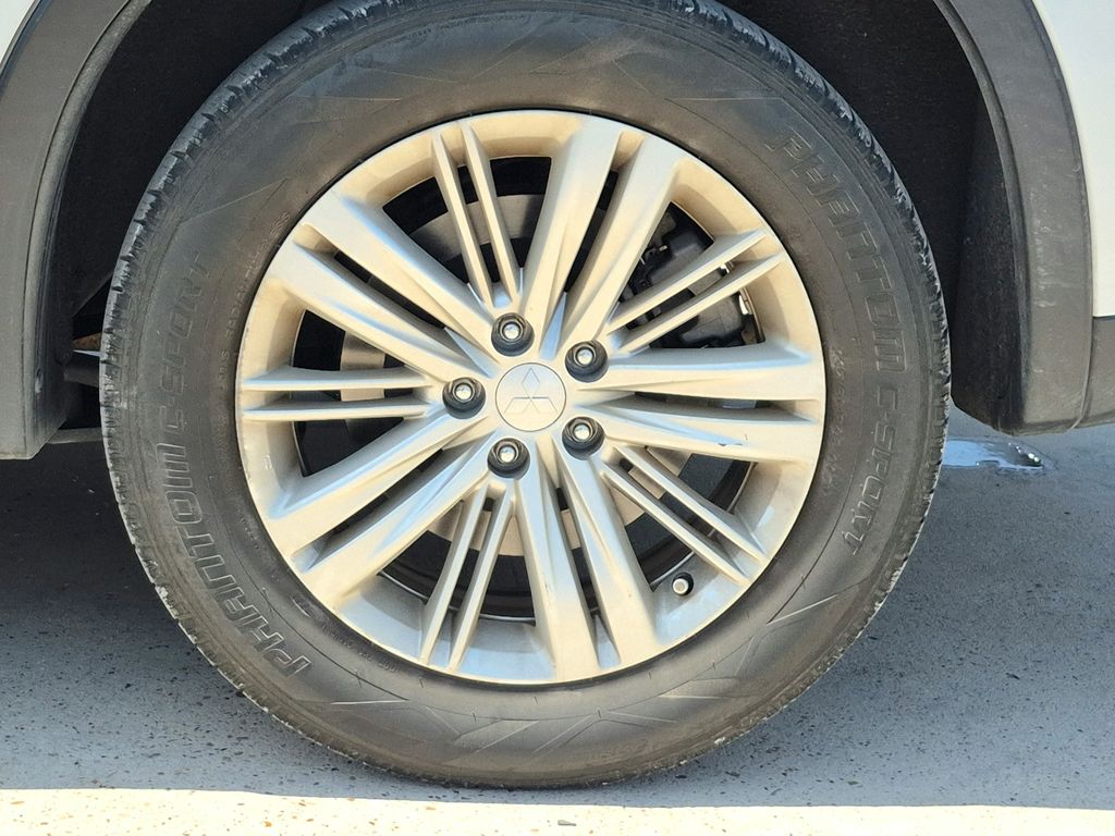 2023 Mitsubishi Outlander ES White at North Houston Mitsubishi