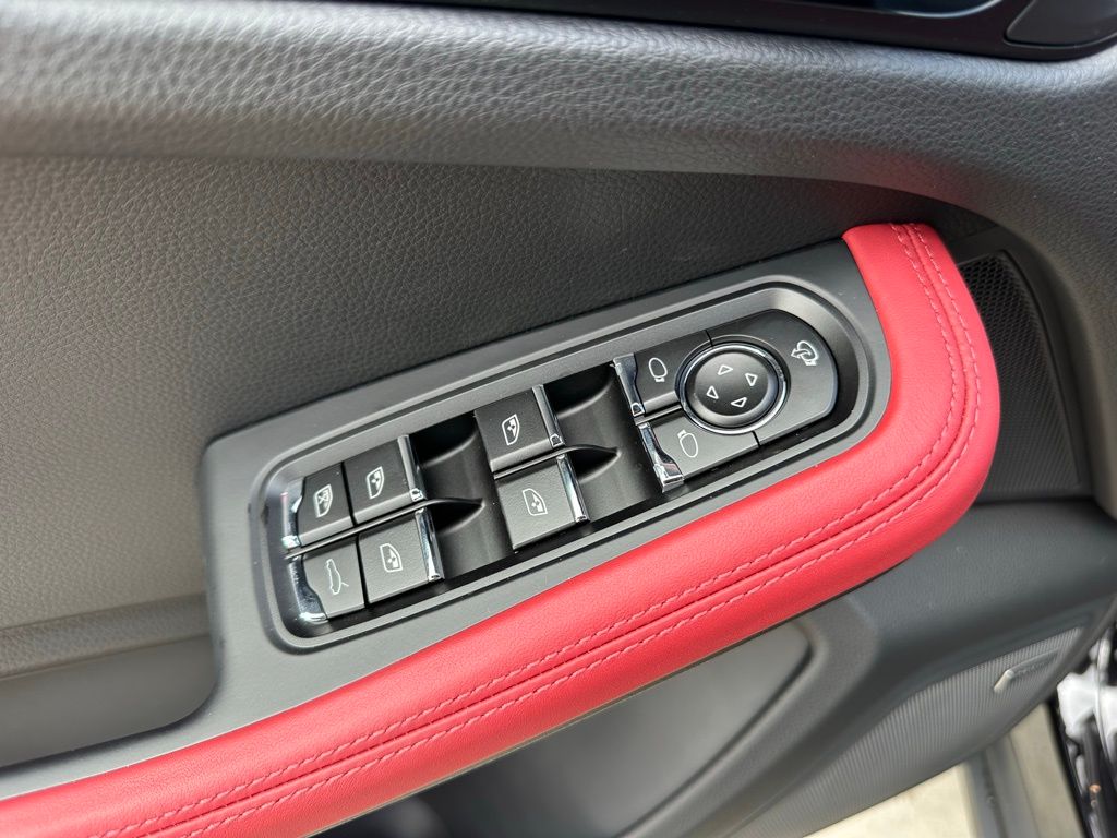 Thumbnail: 2026 Porsche Macan - 21