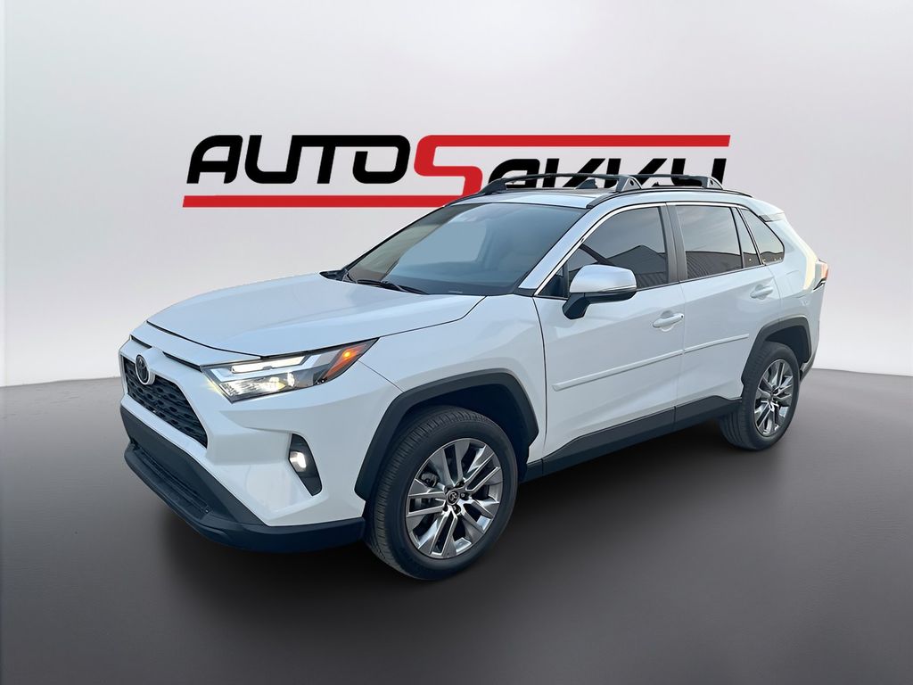 Used 2025 Beige Toyota XLE Premium image 3