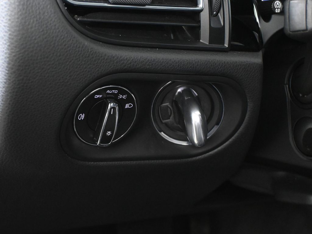 Thumbnail: 2023 Porsche Macan - 30