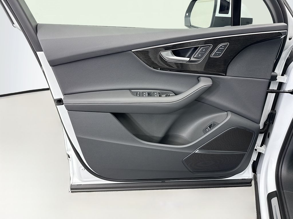 Thumbnail: 2026 Audi Q7 - 23