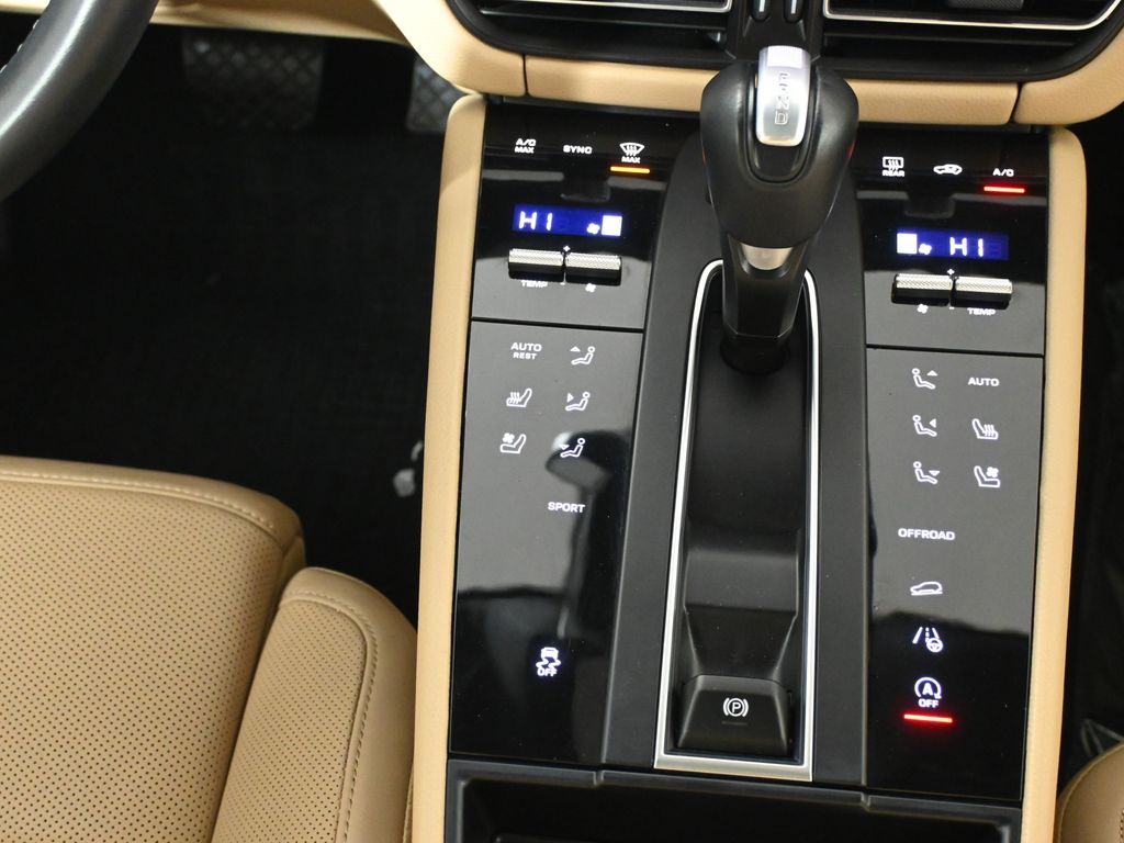 Thumbnail: 2024 Porsche Macan - 25