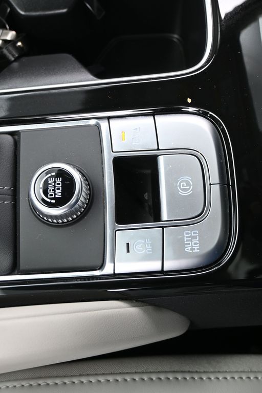 Used 2024 Glacial White Pearl Kia S image 25